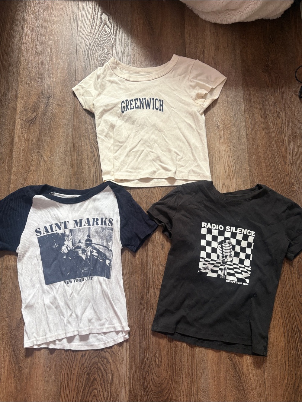 Brandy Melville Cream 'Greenwich' Cropped Tee